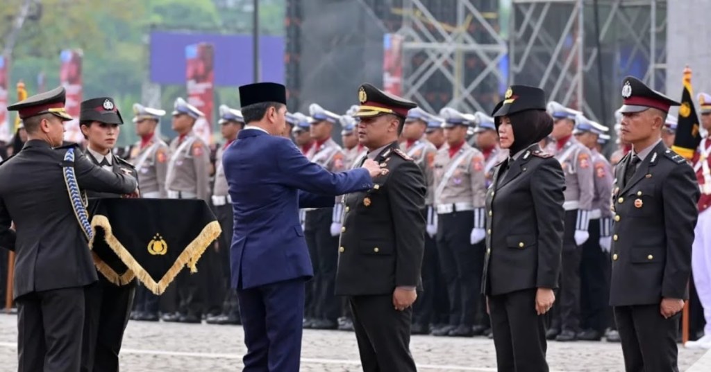 Upacara Peringati Hari Bhayangkara ke-78, Jokowi Menganugerahkan Tanda Kehormatan Kepada Tiga Personil&nbsp;Polri