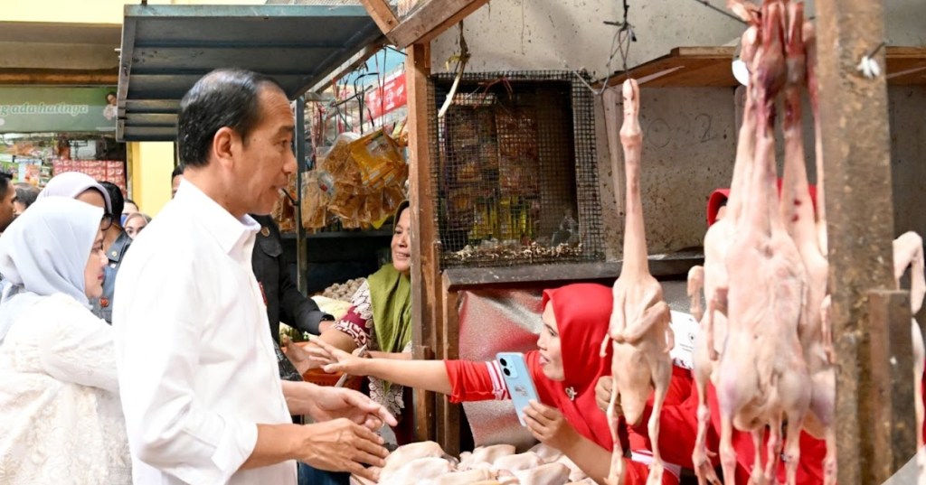 Jokowi Pantau Harga Sembako di Pasar Soponyono Surabaya Sekaligus Pamit di Akhir Masa Jabatannya